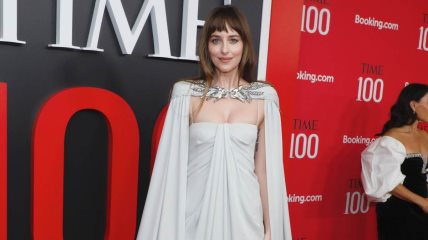 Dakota Johnson na Times 100 Gala večeri sa novim stilom šiški.