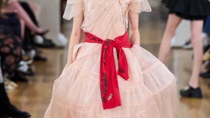 Roze haljina brenda Simone Rocha za proleće 2026.
