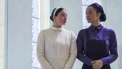 Lucy Halliday kao Daisy i Chase Infiniti kao Agnes u Hulu seriji The Testaments (2026).
