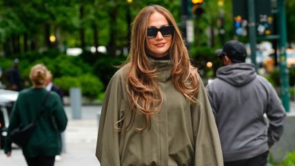 Jennifer Lopez u crnim kapri pantalonama i mule cipelama.