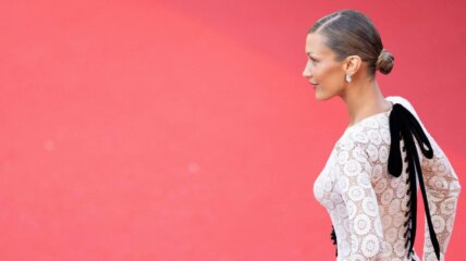 Bella Hadid u Schiaparelli haljini na Kanskom festivalu 2026.