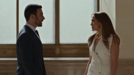 Jennifer Lopez i Brett Goldstein u Netflixovom filmu Office Romance.
