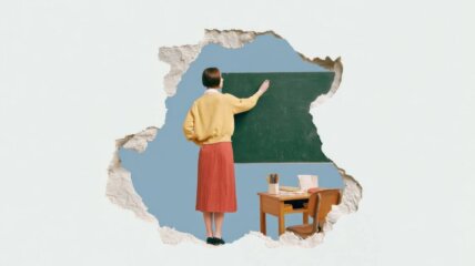 Ilustracija profesorke koja piše po zelenoj tabli.