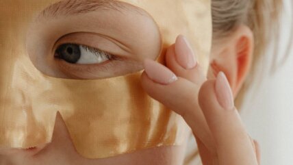 Krupan kadar na lice devojke koja ima beauty masku.
