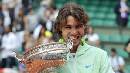 Rafael Nadal sa osvojenim peharom Roland Garrosa 2010 godine.