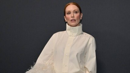 Julianne Moore u beloj košulji.