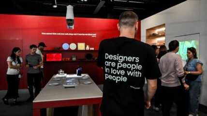 Slika čoveka na čijoj majici piše_ Designers are people in love with people.