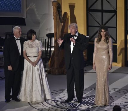 Boginja u zlatnoj haljini: Melania Trump trijumfalno započela svoju eru Prve dame