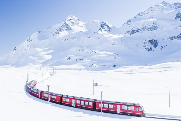 Jedan od najboljih načina da doživite švajcarske Alpe zimi je vožnja Glacier Ekpress-om.