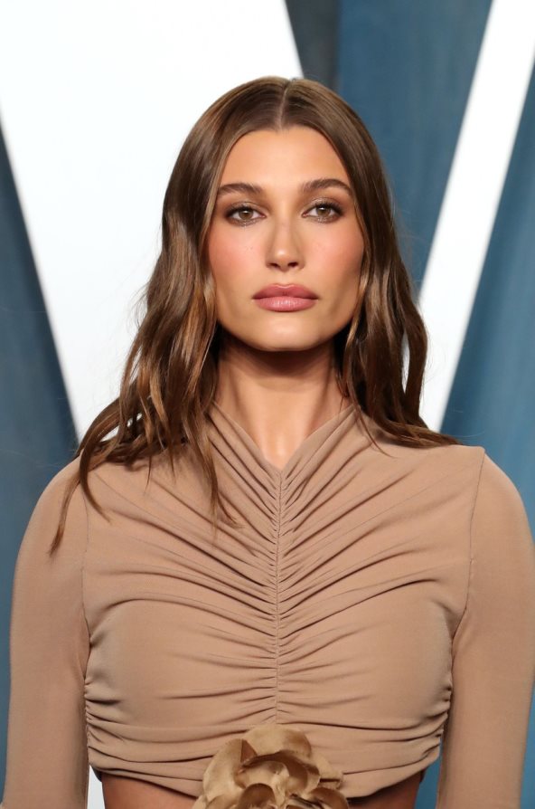 Hailey Bieber ima predivnu smeđu kose sa zlatnim odsjajem.