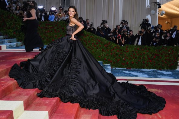 Kendall Jenner na Met Gali 2022 sa blajhanim obrvama.