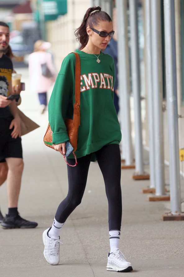 Bella Hadid u duksu i helankama.