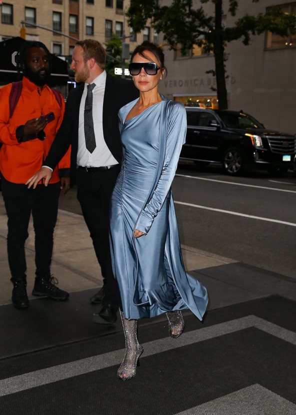 Victoria Beckham prošetala je Njujorkom u modnom izdanju koje neodoljivi asocira na Pepeljugu 21. veka..