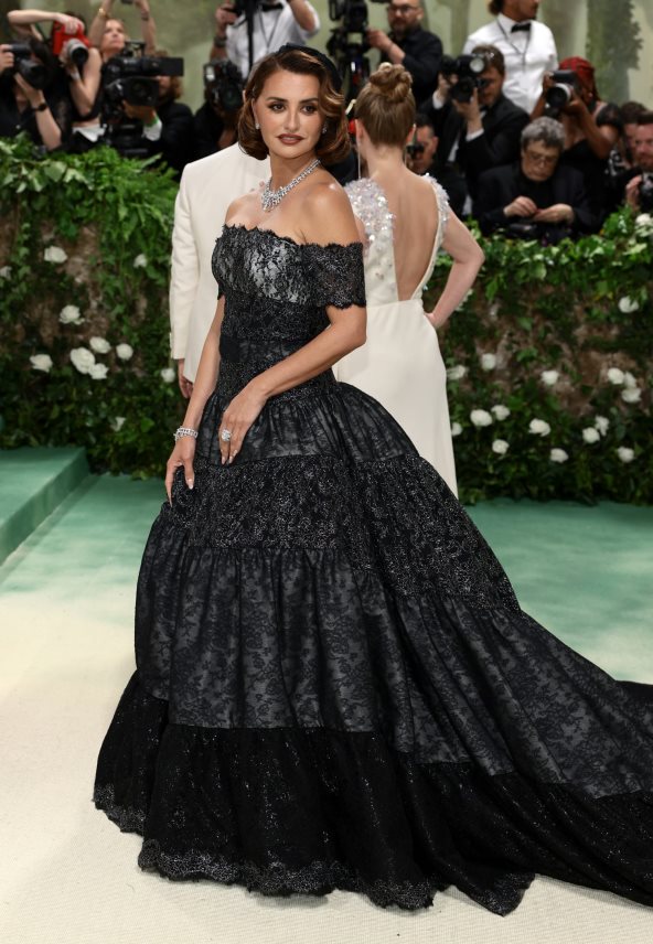 chanel_penelope-cruz-wore-chanel-at-the-2024-met-gala-060524_2-LD.jpg