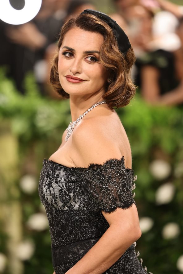 chanel_penelope-cruz-wore-chanel-at-the-2024-met-gala-060524_3-LD.jpg