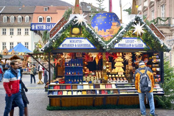 Heidelberg_Weihnachtsmarkt_am_Marktplatz_ (1).jpg