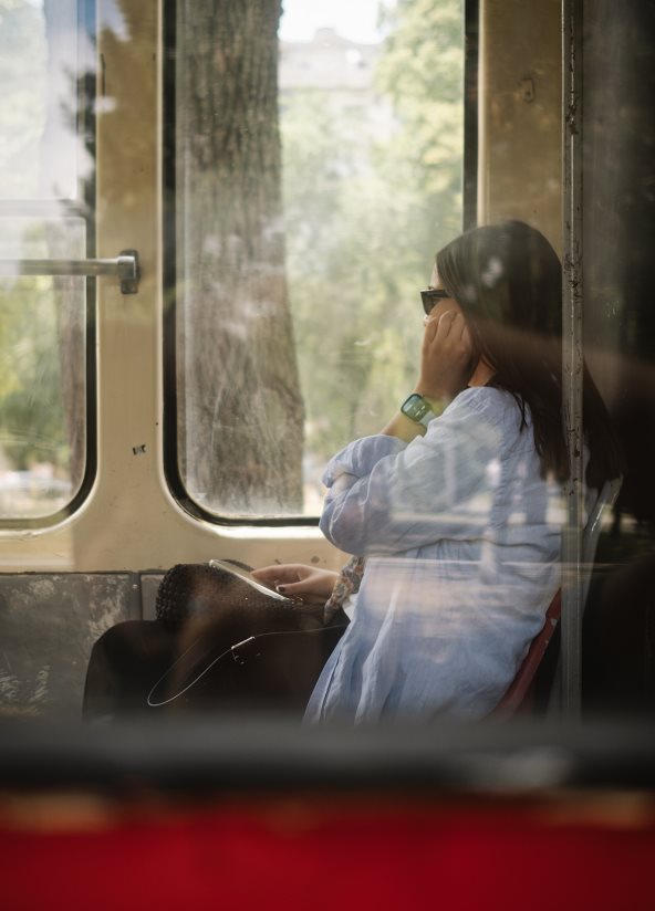 devojka u tramvaju
