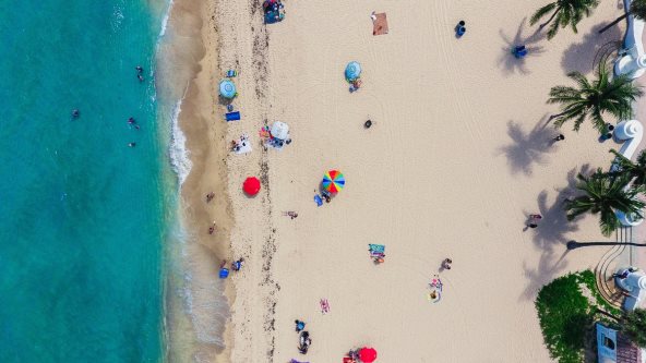 plaža s suncobranima
