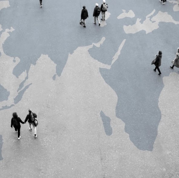 ljudi šetaju na pauzi