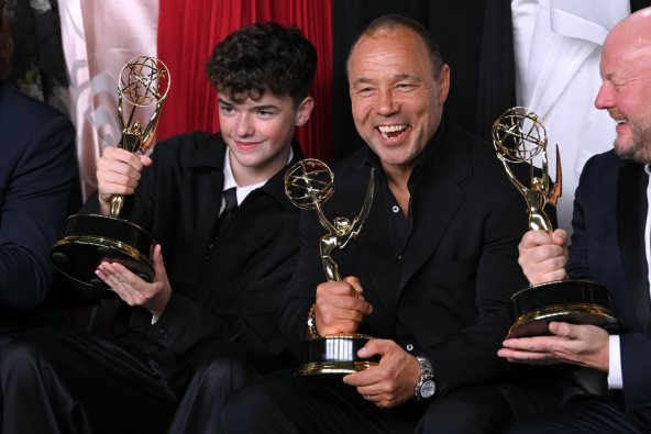 Stephen Graham i Owen Cooper na dodeli Emmy nagrada za seriju Adolescence