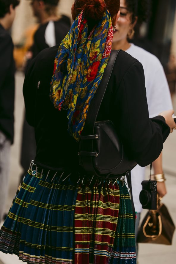 Žena u crnom duksu i kariranoj mini suknji