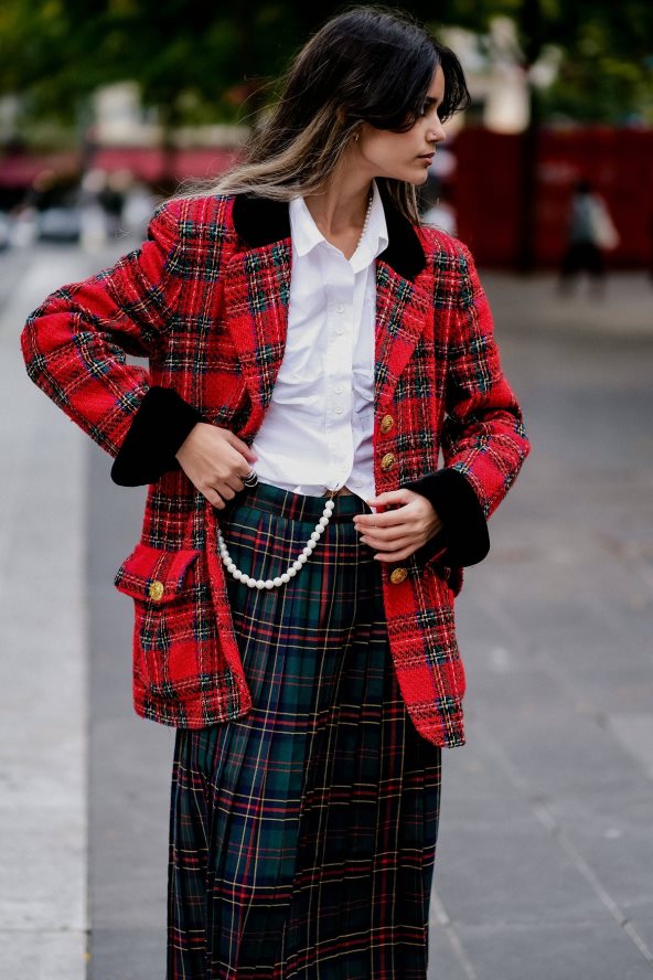 Žena u kariranom sakou i suknji