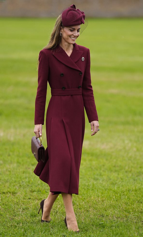 Kate u bordo kompletu