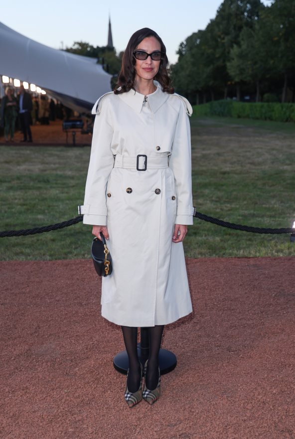 Alexa Chung u mantilu