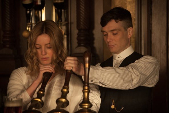 Annabelle Wallis i Cillian Murphy toče piće