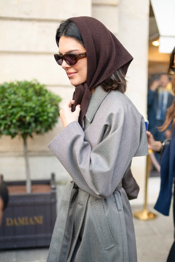Kendall Jenner u sivom kaputu