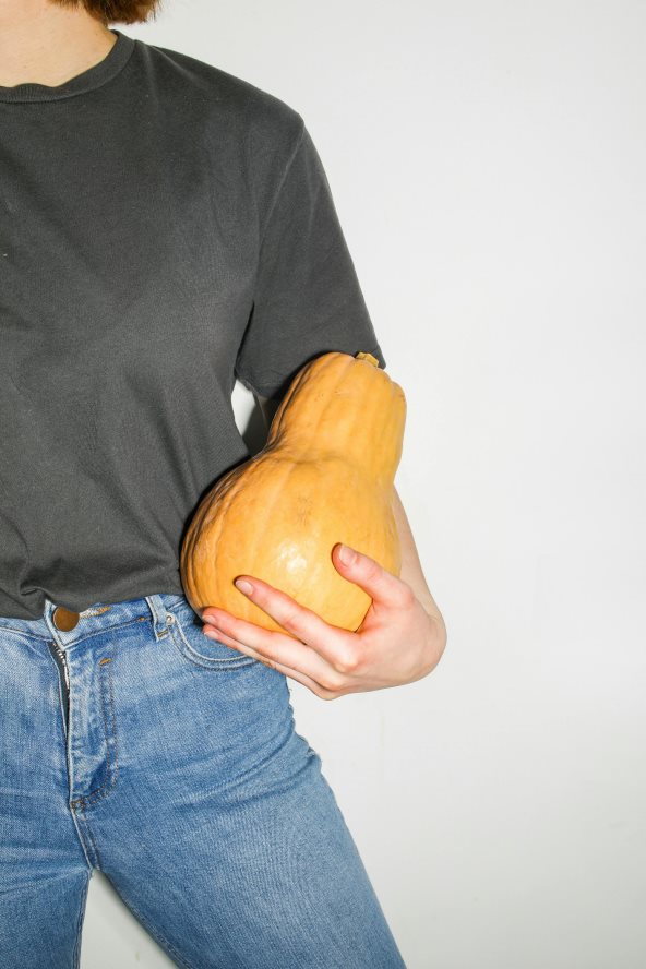 devojka drži bundevu