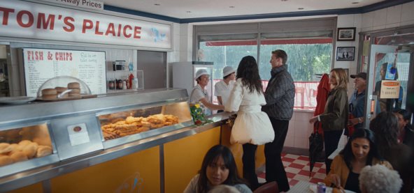 Glumica Olivia Colman u malom restoranu u okviru nove Burberry kampanje.