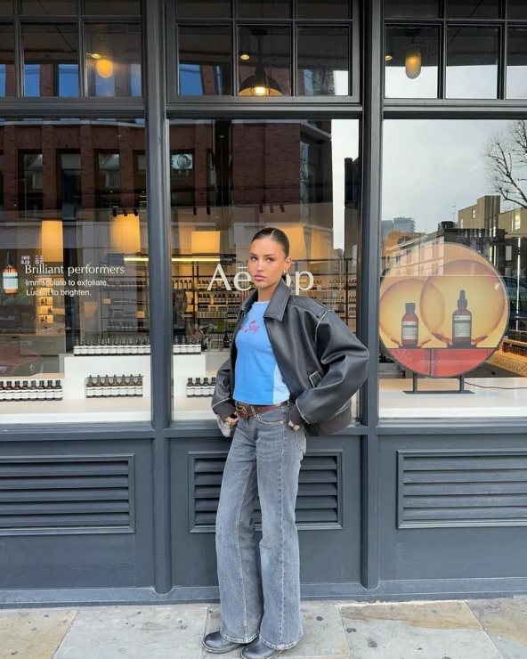 devojka u sivim pantalonama