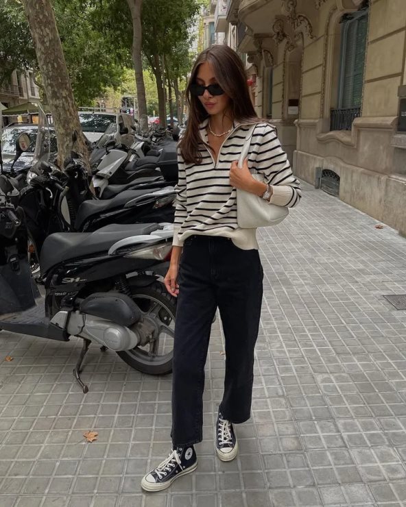 devojka u prugastom džemperu