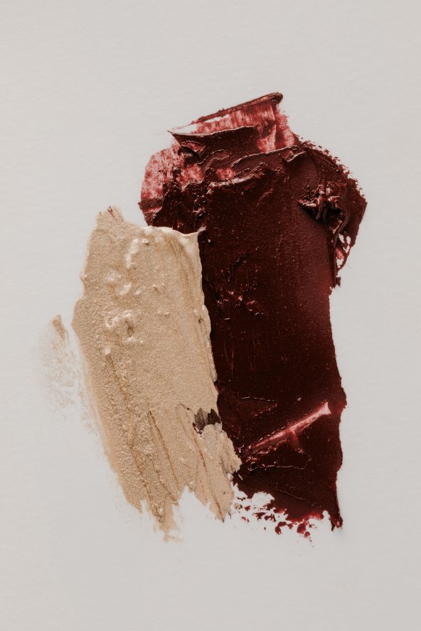 Tekstura karmina i sjaja za usne u krupnom planu.