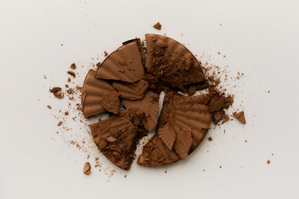 Polomljeni puder u prahu.