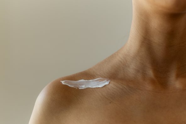 Krupan kadar na vrat žene i nanesenu kremu.