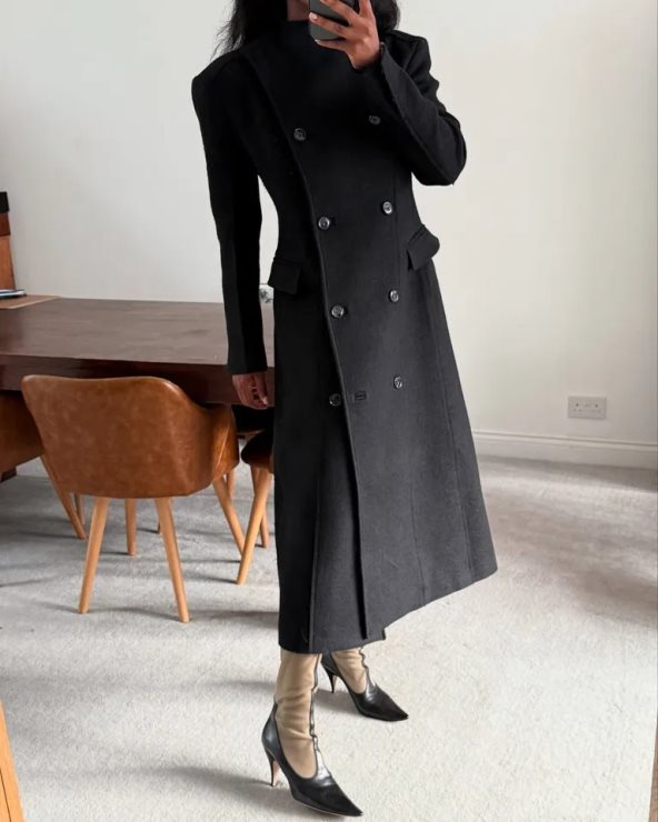 čizme i kaput na devojci