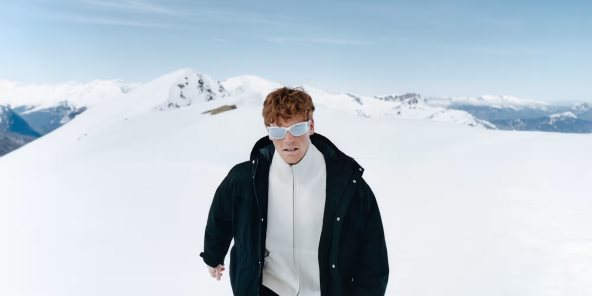 Teniser Jannik Sinner u belom duksu i crnoj jakni na nekom snežnom predelu za novu Gucci kampanju.