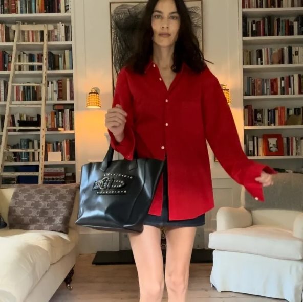 Alexa u crvenoj košulji i suknji