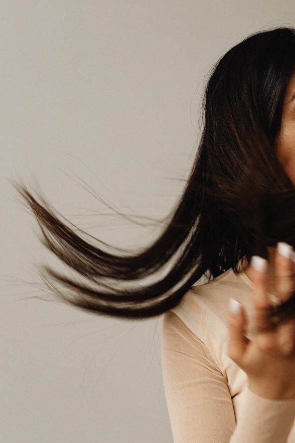 Krupan kadara na dugačku tamnu kosu žene.