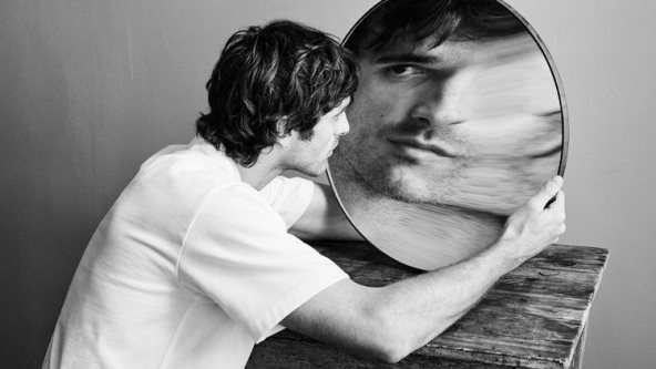 Jacob Elordi se gleda u okruglo ogledalo za modnu kampanju brenda Bottega Veneta.