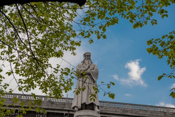 Spomenik Lonardu da Vinciju u Milanu u Italiji.