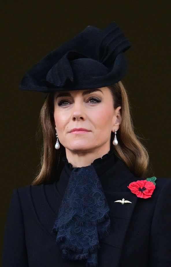 Kate Middleton na National Service of Remembrance u Londonu. Sa crnim šeširom, bisernim minđušama i puštenoj kosi.