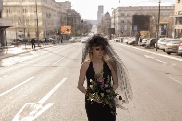 Žena u crnoj venčanici na ulicama Beograda.
