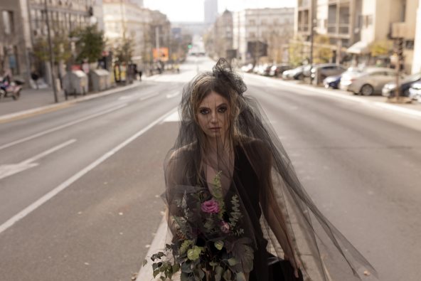 Žena u crnoj venčanici i sa crnim velom na ulicama Beograda.