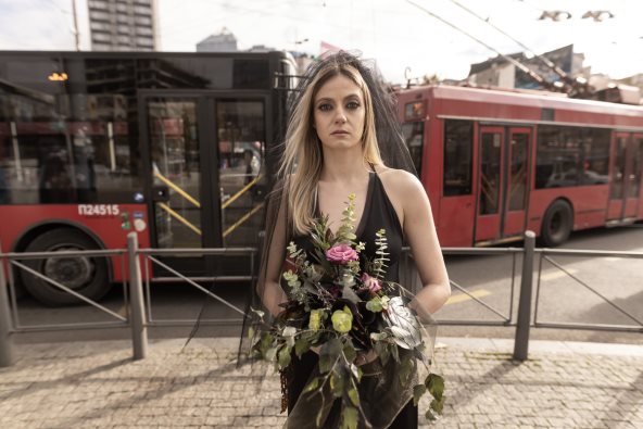 Žena u crnoj venčanici.