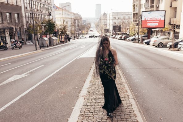 Žena u crnoj venčanici na ulicama Beograda.