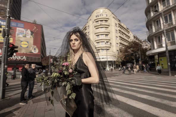 Žena u crnoj venčanici na ulicama Beograda - Kampanja Dok nas smrt ne rastavi.