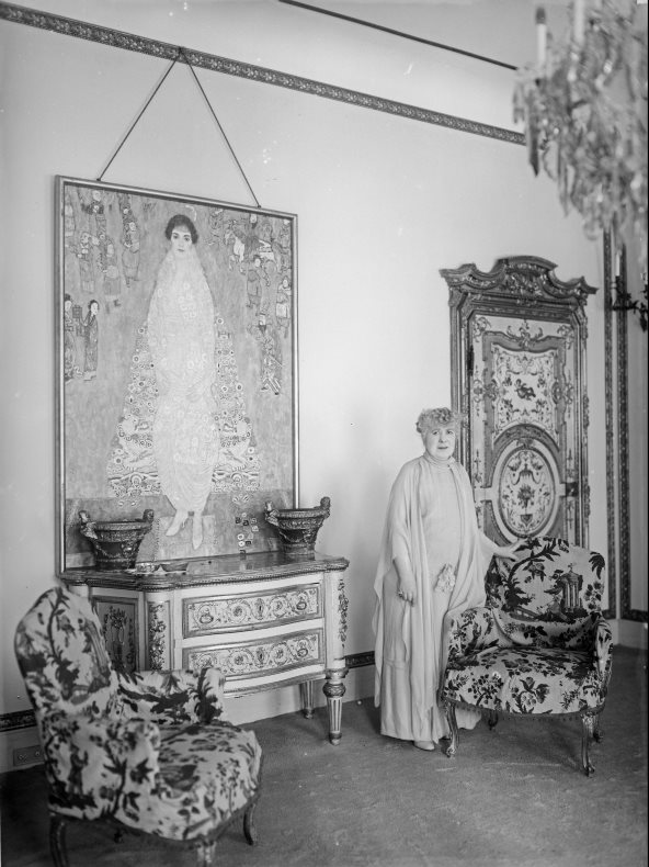 Serena Lederer in her Salon. Bartensteingasse 8. On the wall the painting Bildnis Baronin Elisabeth Bachofen-Echt by Gustav Klimt. Photograph by Martin Gerlach. About 1930.